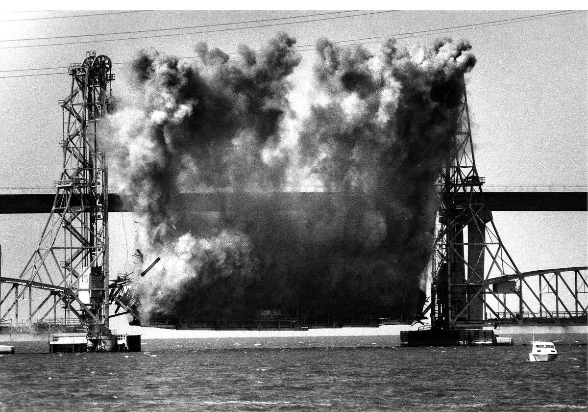 1984年9月24日，南湾照片第1页，用炸药拆除敦巴顿大桥吊桥部分