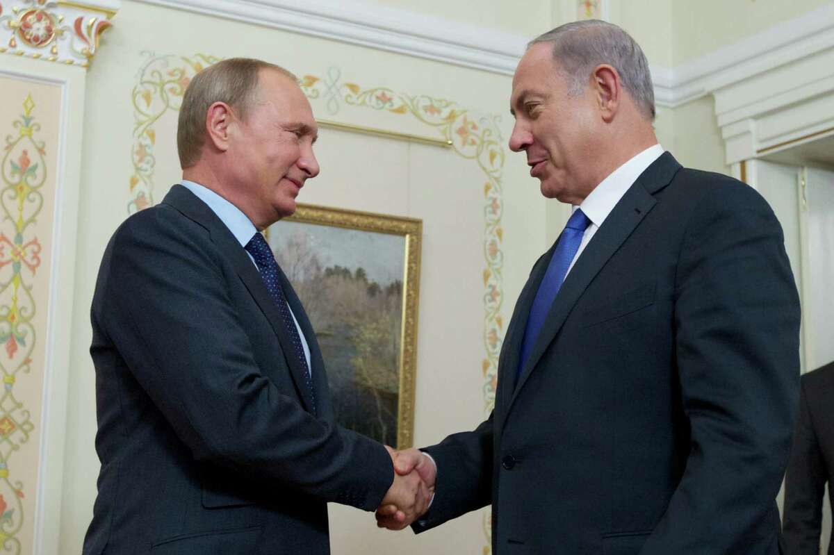 Russian President Vladimir Putin shakes hands with Israeli Prime Minister Benjamin Netanyahu, right, during their meeting in the Novo-Ogaryovo residence, outside Moscow, Russia, Monday, Sept. 21, 2015. (AP Photo/Ivan Sekretarev, Pool)