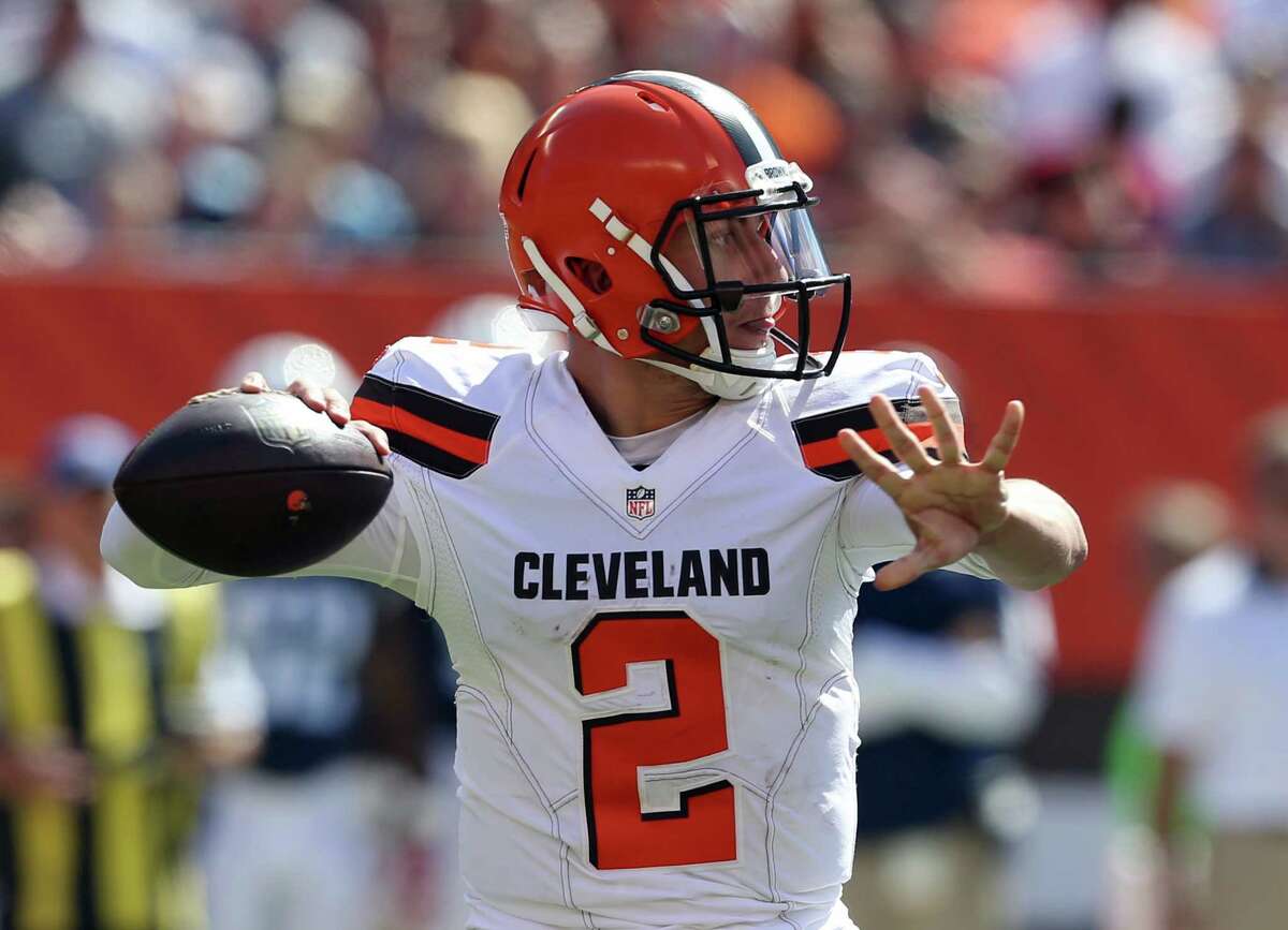 Cleveland Browns quarterback Johnny Manziel (2) throws a pass