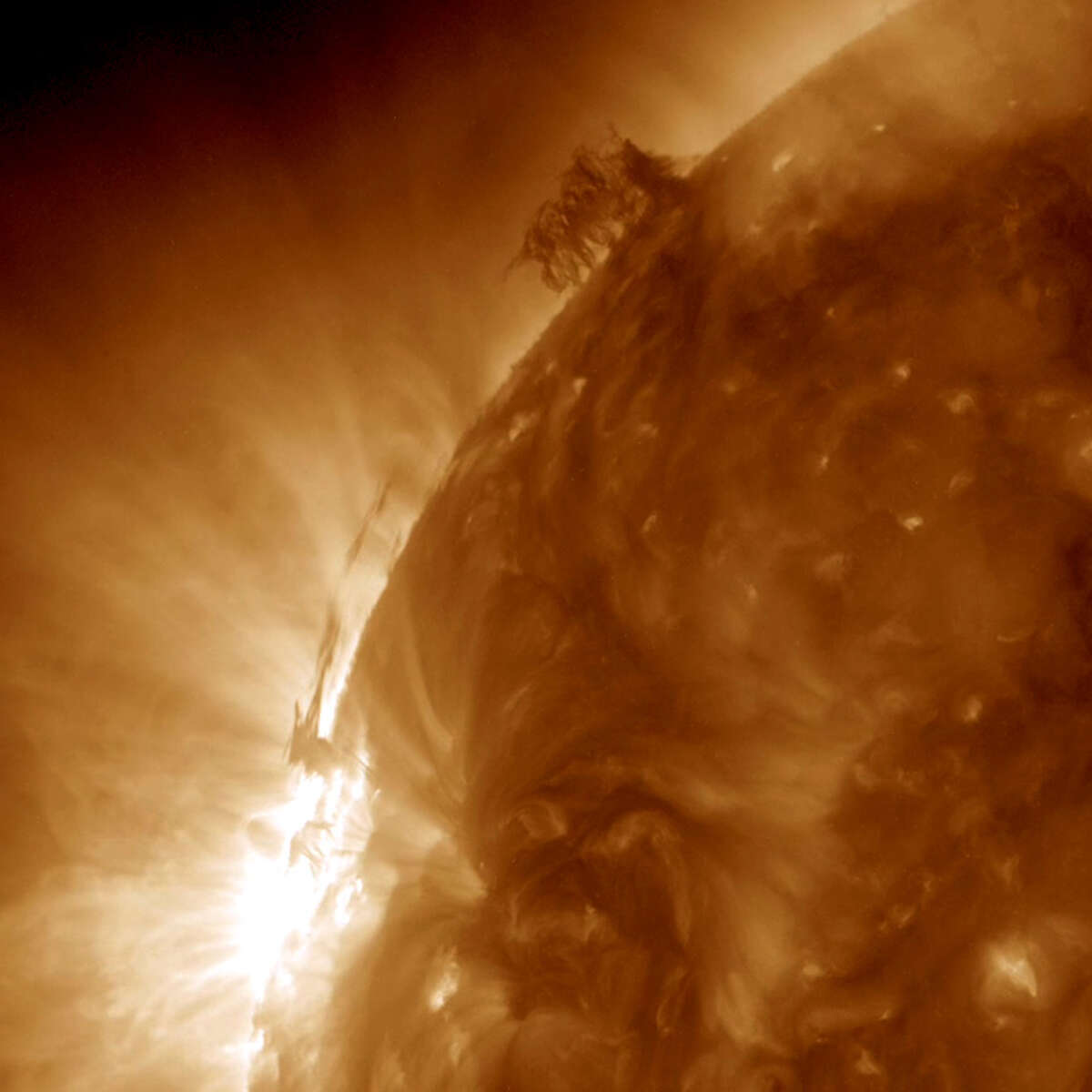 Strong solar storm to hit Earth before New Year's Eve, northern lights ...