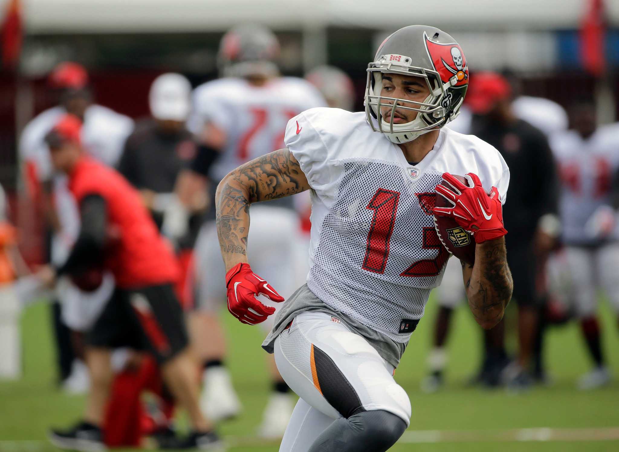 Bucs' Mike Evans ends protest, will stand for national anthem