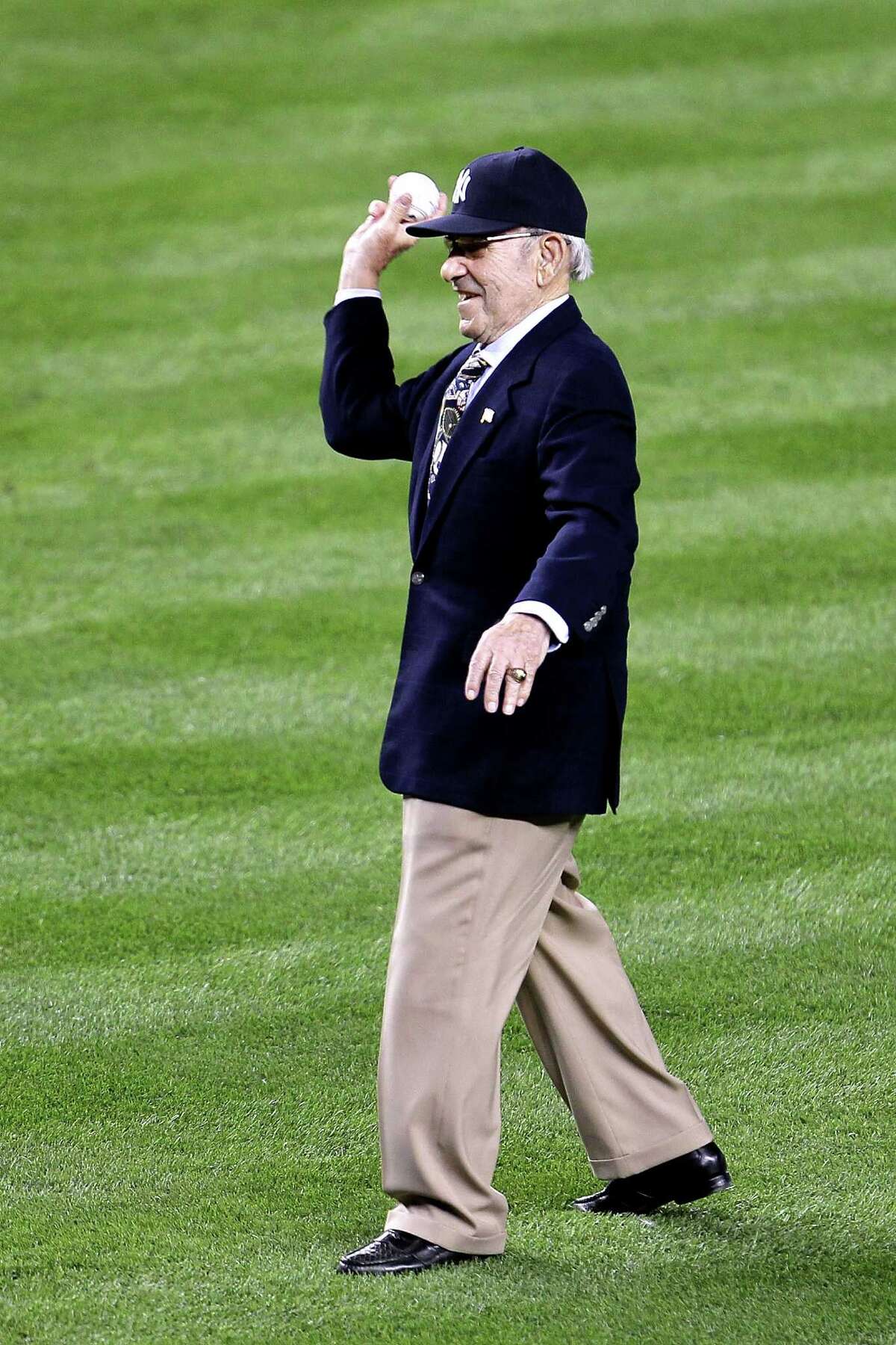 Yankees Hall of Fame catcher Yogi Berra dies at 90