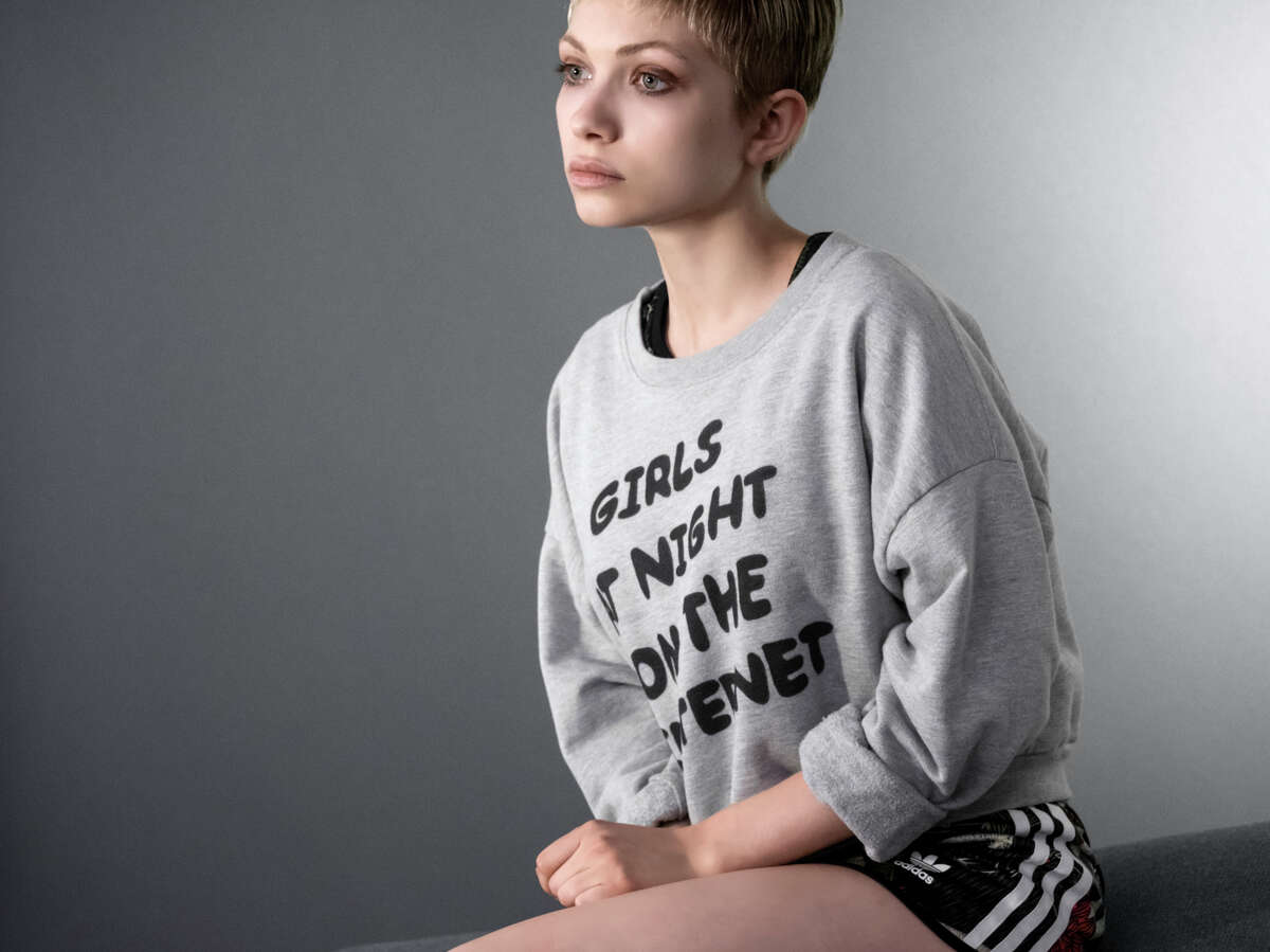 backstage look at Tavi Gevinson posing for photographer Annie Leibovitz for...