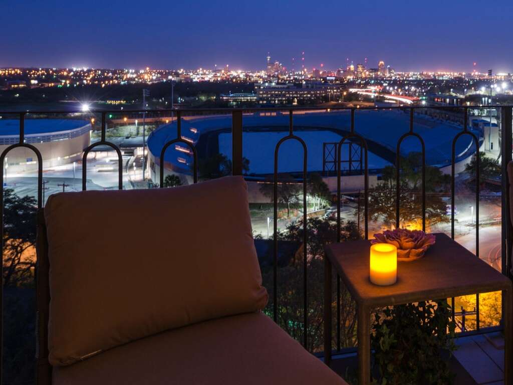 10 Apartments With The Best Views In San Antonio 10 Olmos Tower Iniumsfloors 15 From 2 200 Monthneighborhood Downtownamenities Pool