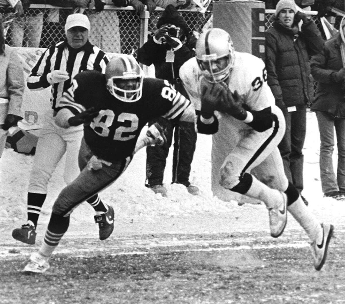 Oakland Raiders safety Mike Davis, right, intercepts a Brian Sipe pass intended for Browns tight end Ozzie Newsome, 82, in the end zone with 49 seconds left in AFC playoff game Sunday, Jan. 5, 1981 in Cleveland. The interception sealed a 14-12 win for the Raiders who advance to the AFC championship against San Diego. (AP Photo)
