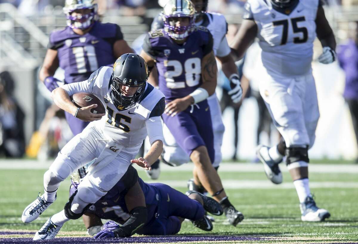 SEATTLE, WA - SEPTEMBER 26: Quarterback Jared Goff #16 of the California Golden Bears runs with the ball during the second half of a game against the Washington Huskies at Husky Stadium on September 26, 2015 in Seattle, Washington. California won the game 30-24. (Photo by Stephen Brashear/Getty Images)