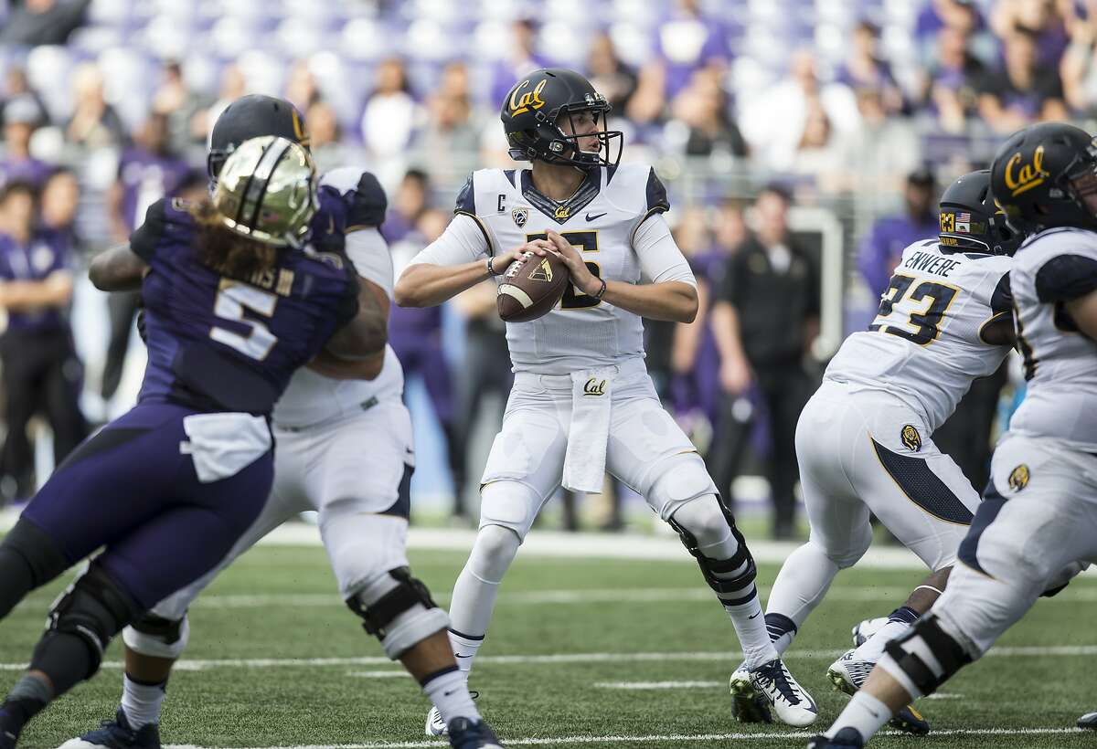 SEATTLE, WA - SEPTEMBER 26: Quarterback Jared Goff #16 of the California Golden Bears drops back to pass during the first half of a game against the Washington Huskies at Husky Stadium on September 26, 2015 in Seattle, Washington. (Photo by Stephen Brashear/Getty Images)