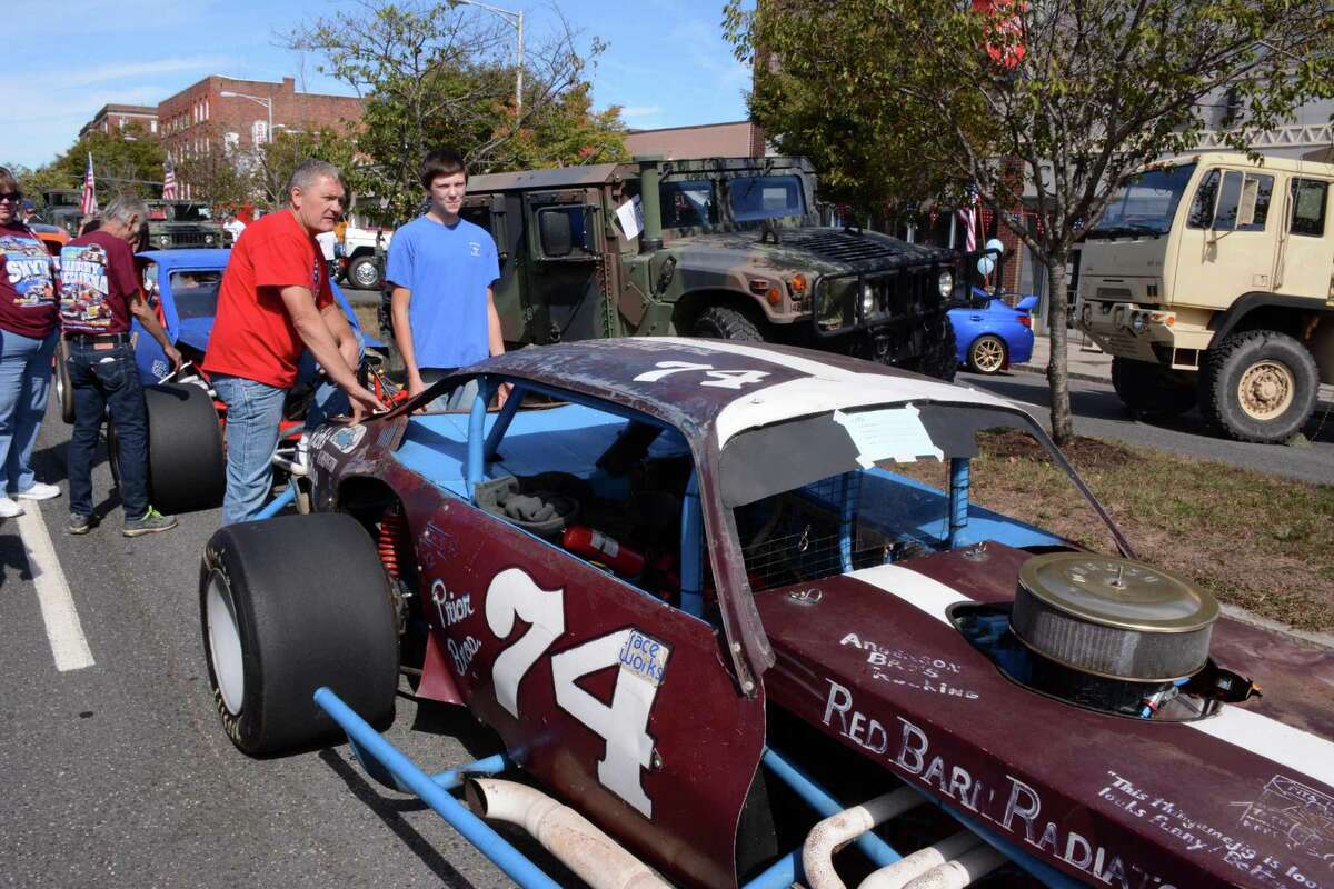 Hundreds attend Danbury benefit car show