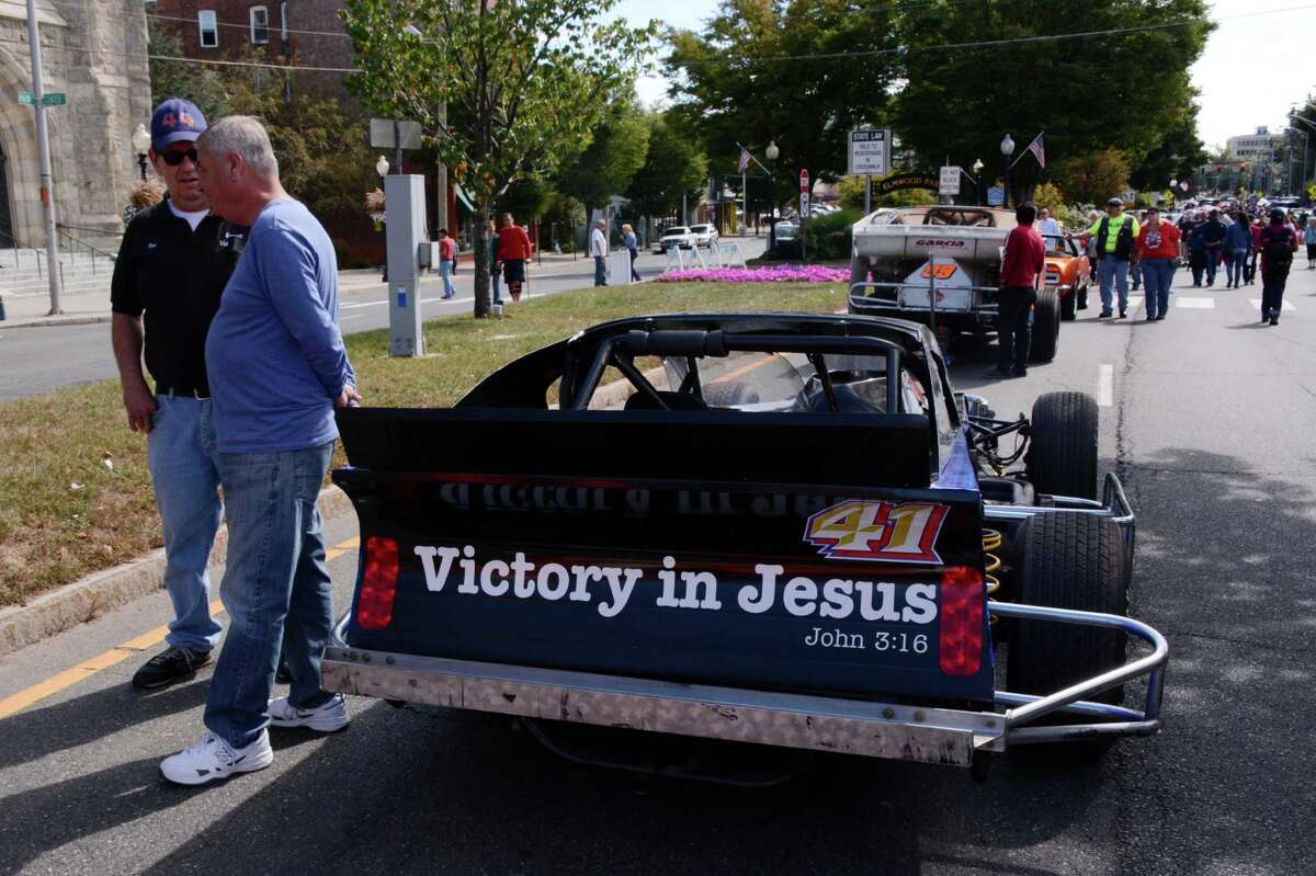 Hundreds attend Danbury benefit car show
