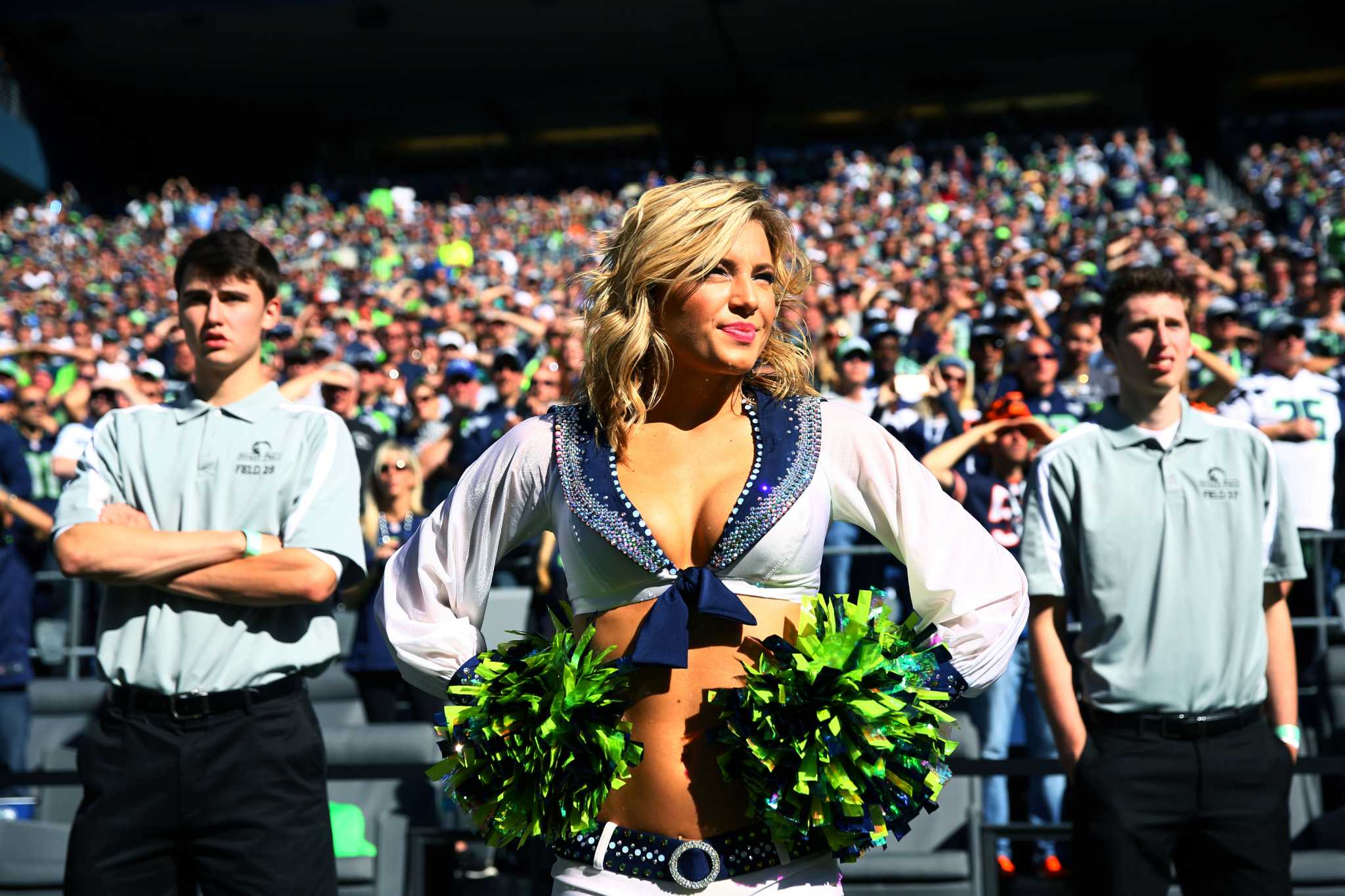 Look: Seahawks Cheerleaders New Outfit Going Viral - The Spun