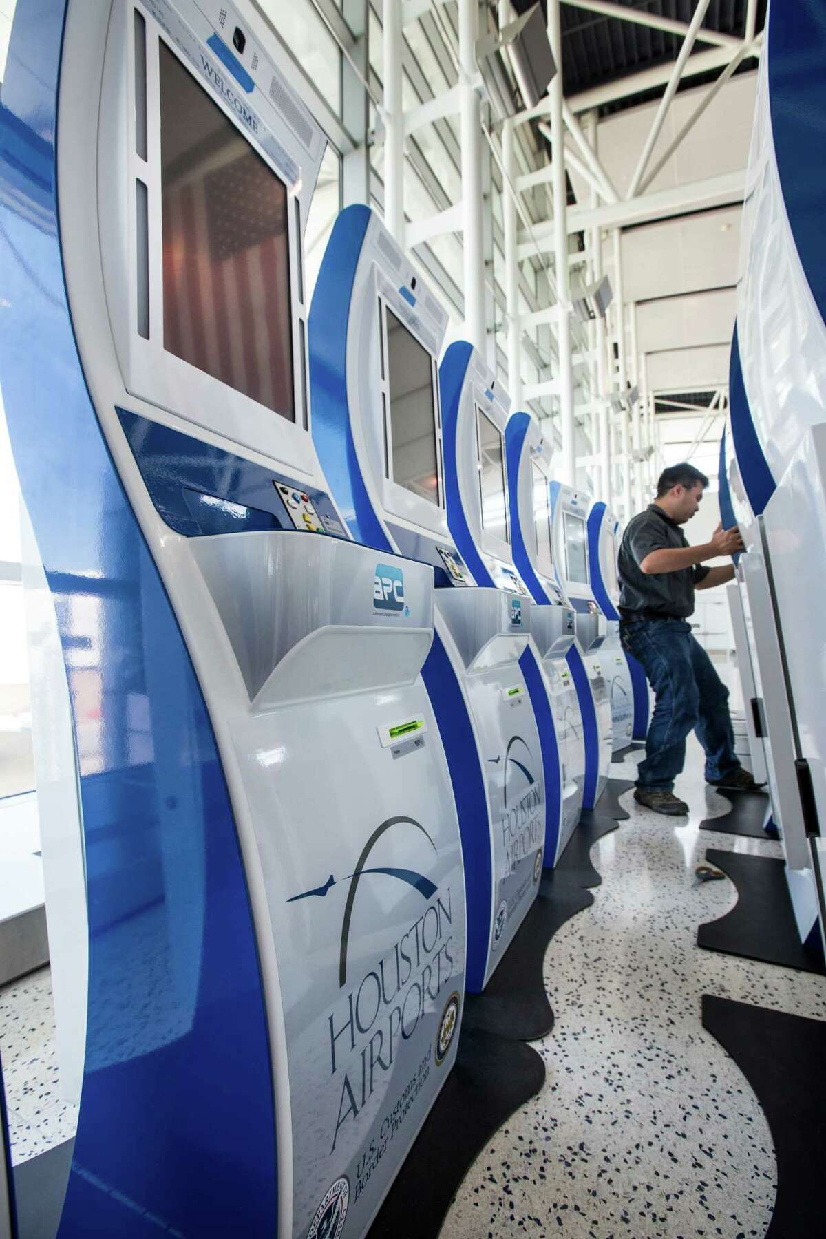 More Self Service Passport Kiosks Land At Iah 0961