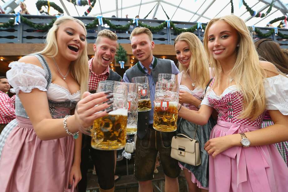 Гуляй европа. Октоберфест декольте. Пивной праздник в Германии видео. Летний пивной фестиваль. Немка с пивом и декольте.