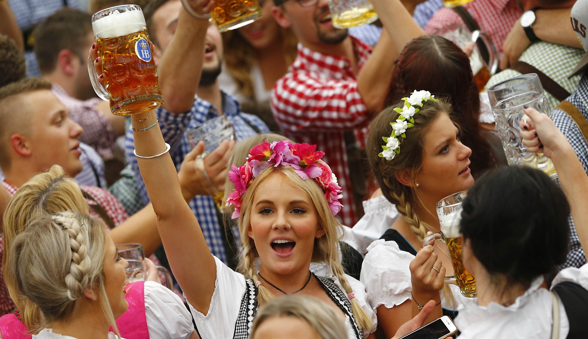 Немецкий фестиваль. Oktoberfest в Германии. Октоберфест карнавал. Немецкий праздник Октоберфест. Немецкий пивной праздник.