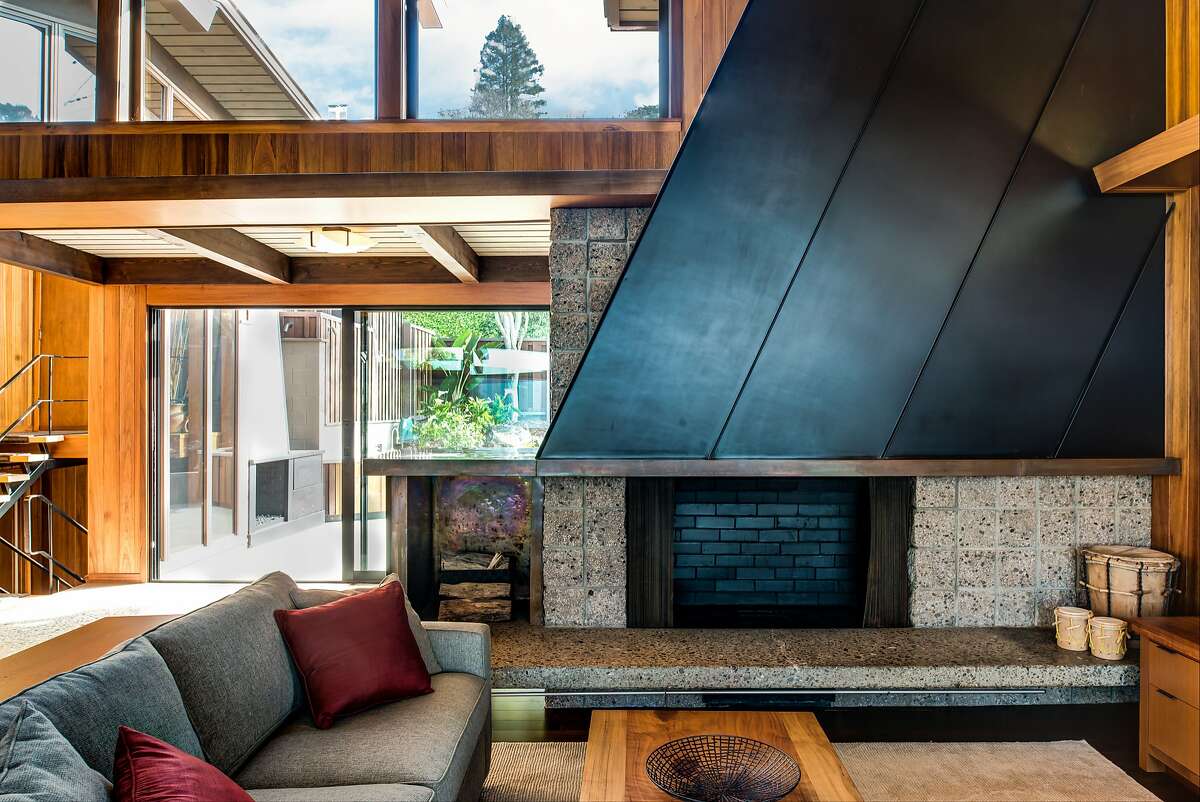 Studio Bergtraun of Emeryville worked with Oakland-based 20|20 Builders, to preserve and upgrade a midcentury gem in the Berkeley hills to suit a present-day family's lifestyle.