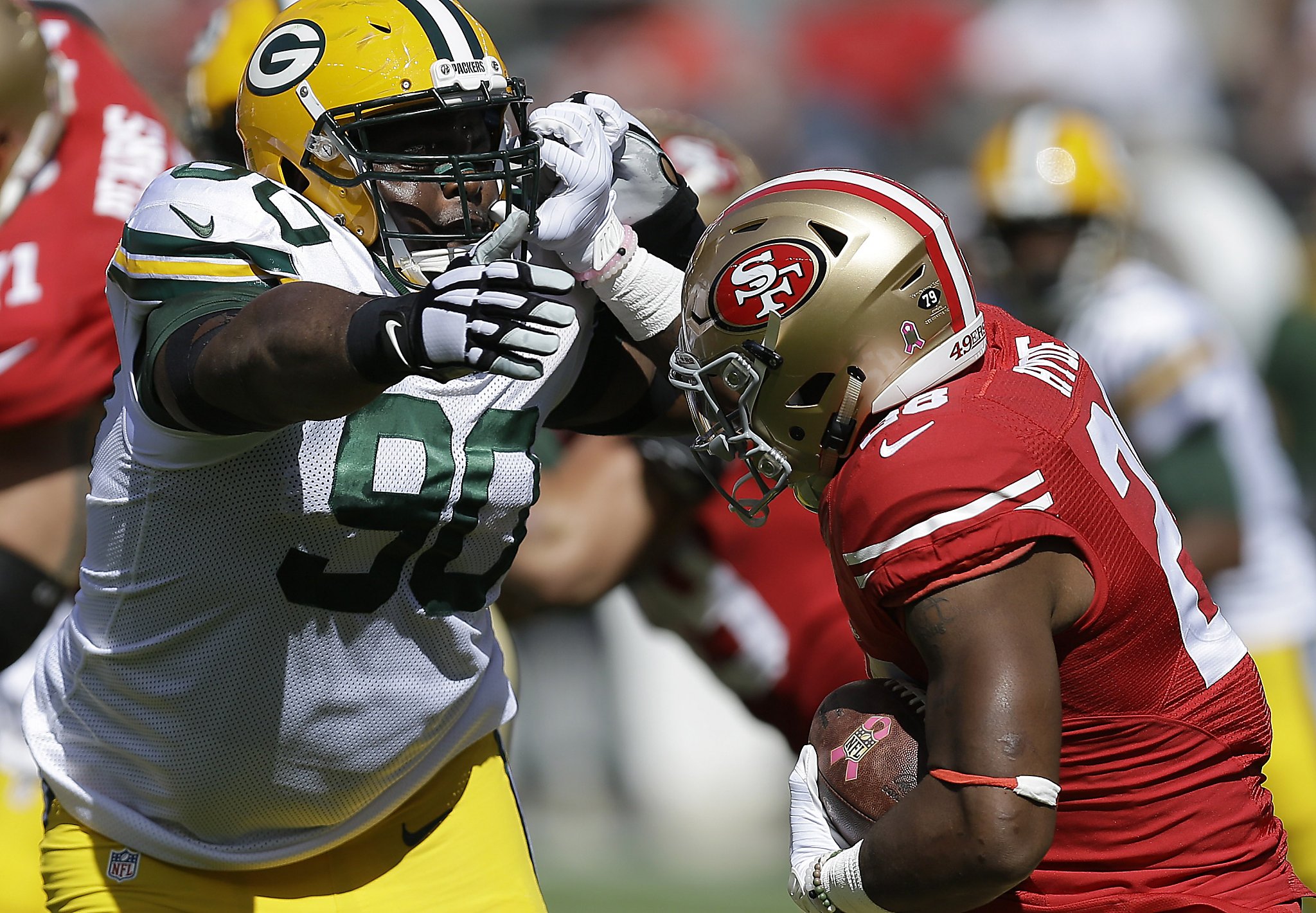 Clay Matthews kisses bicep against 49ers, AP photo