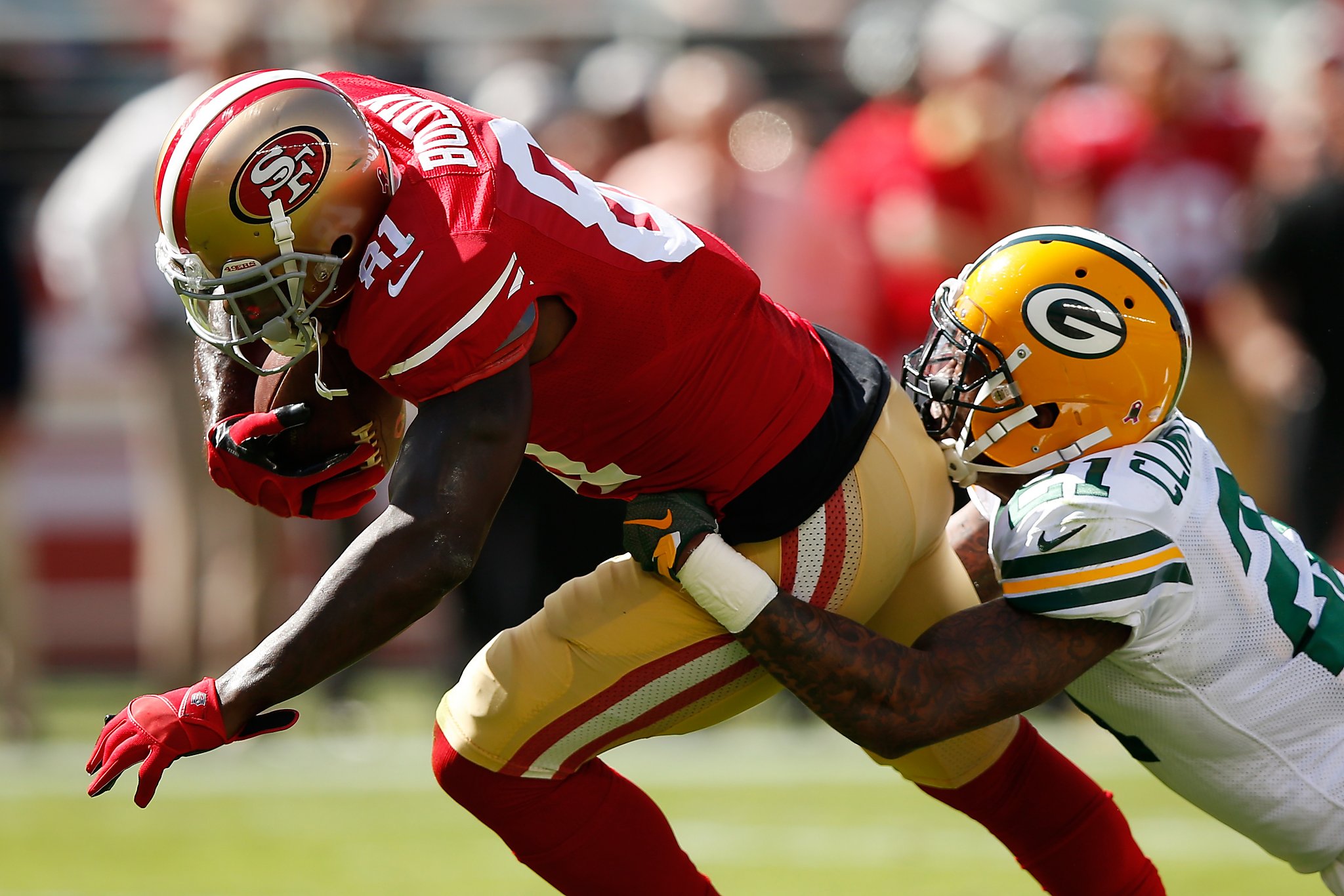 Clay Matthews kisses bicep against 49ers, AP photo