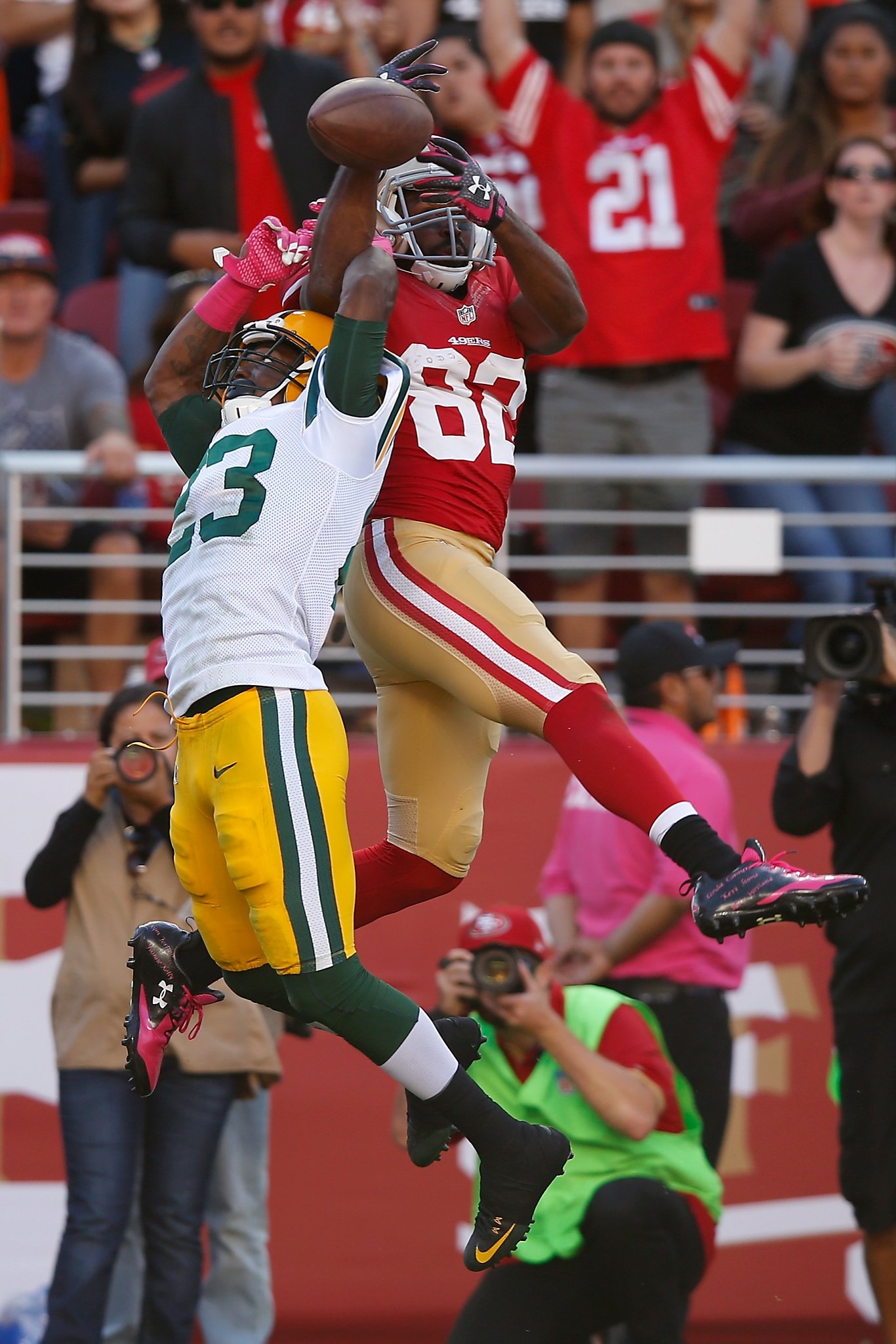 Clay Matthews kisses bicep against 49ers, AP photo