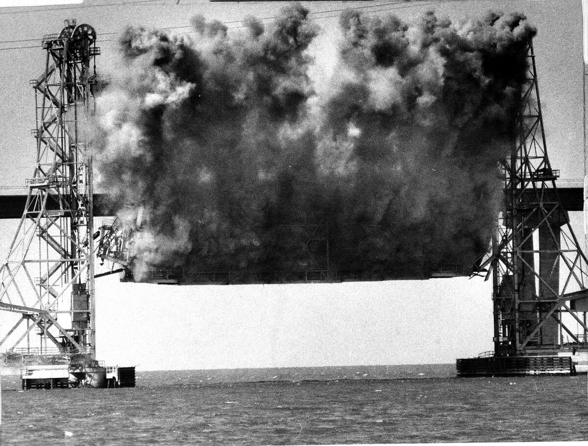 使用炸药拆除南湾敦巴顿大桥的吊桥部分。照片刊登于1984年9月24日，第2页