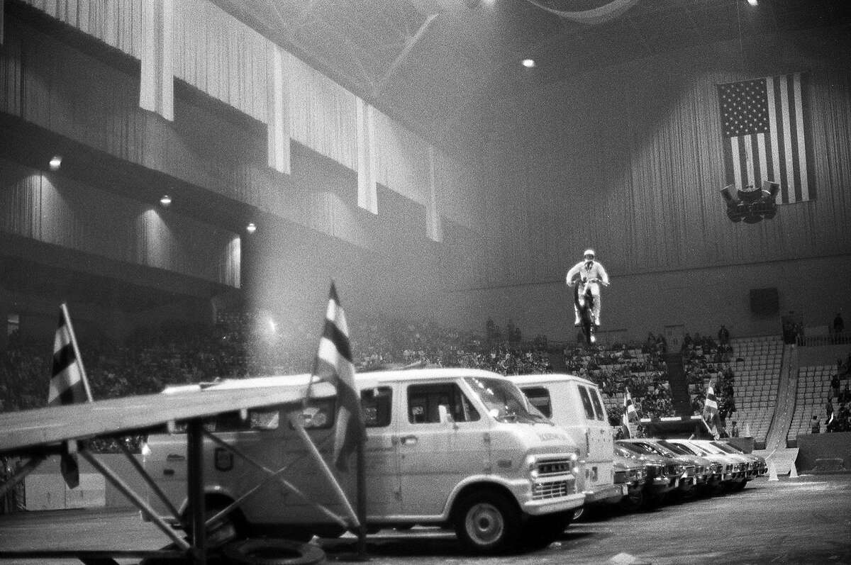 1972年，埃维尔·克尼维尔在牛宫创造了12辆摩托车跳跃的记录。