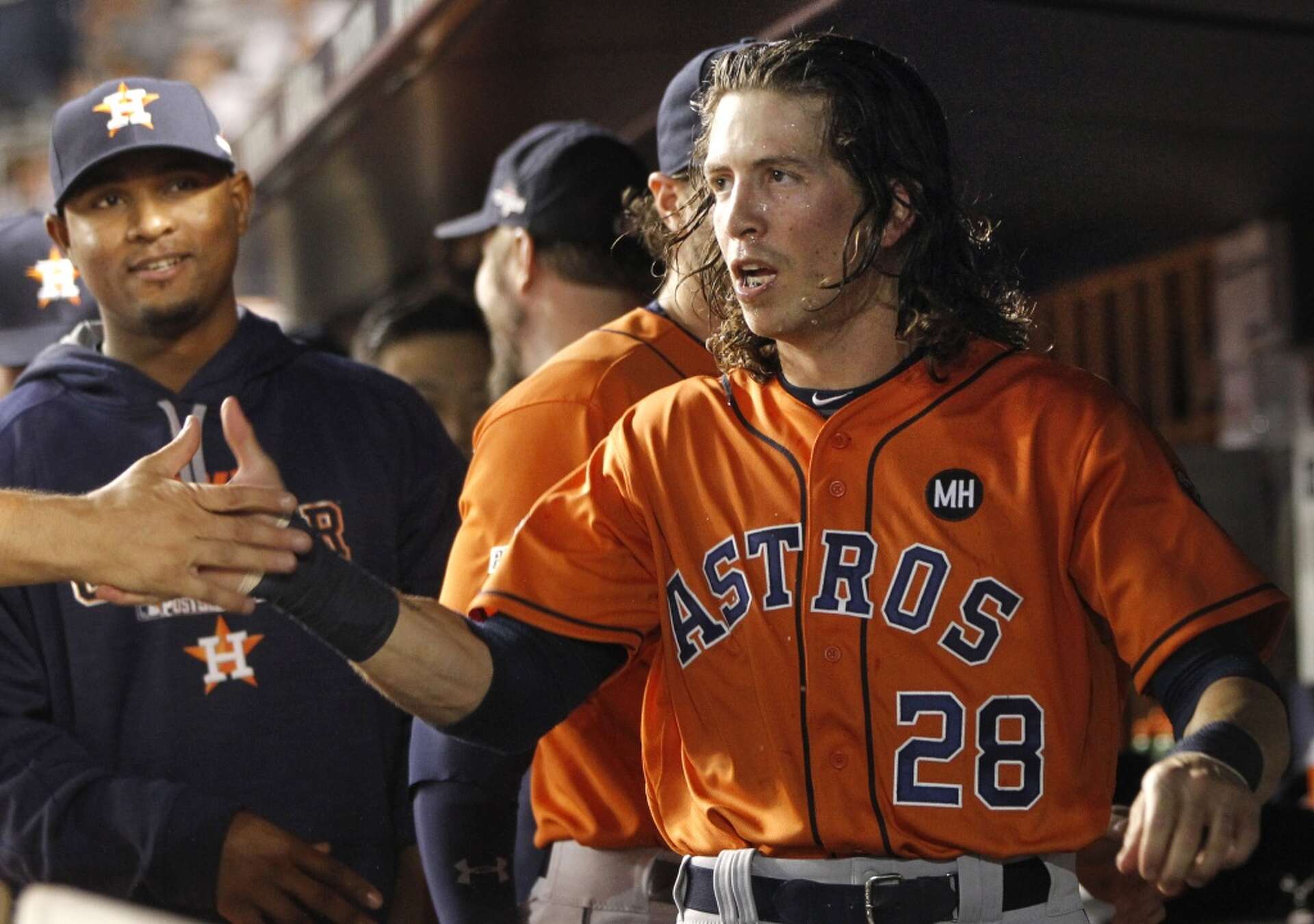 Astros Colby Rasmus helps younger teammates get suited up for season