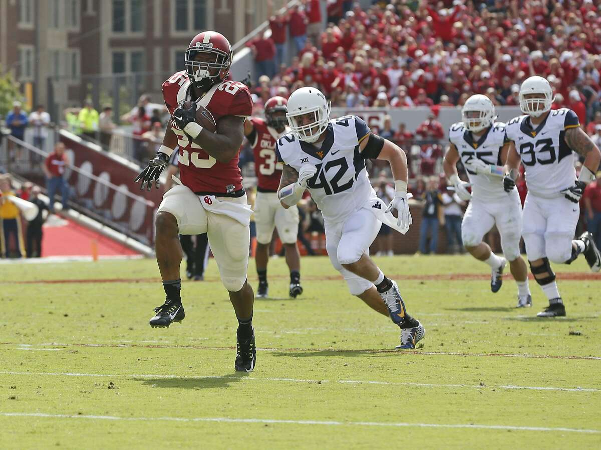 Oklahoma running back Joe Mixon (25) runs for a 35 yard touchdown in the second quarter of an NCAA college football game against West Virginia in Norman, Okla., Saturday, Oct. 3, 2015. (AP Photo/Sue Ogrocki)