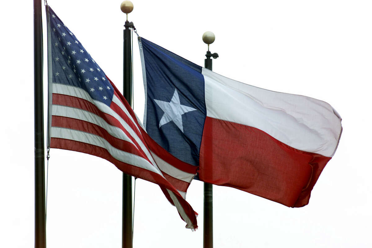 How To Hang A Texas Flag Horizontally