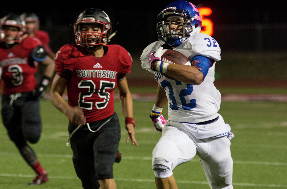 Somerset’s Josh Avila breaks free for a touchdown while being chased by Southside’s Eddie Perez on Oct. 9, 2015.