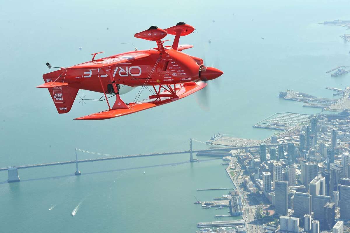 crowds-line-up-to-visit-ships-for-fleet-week