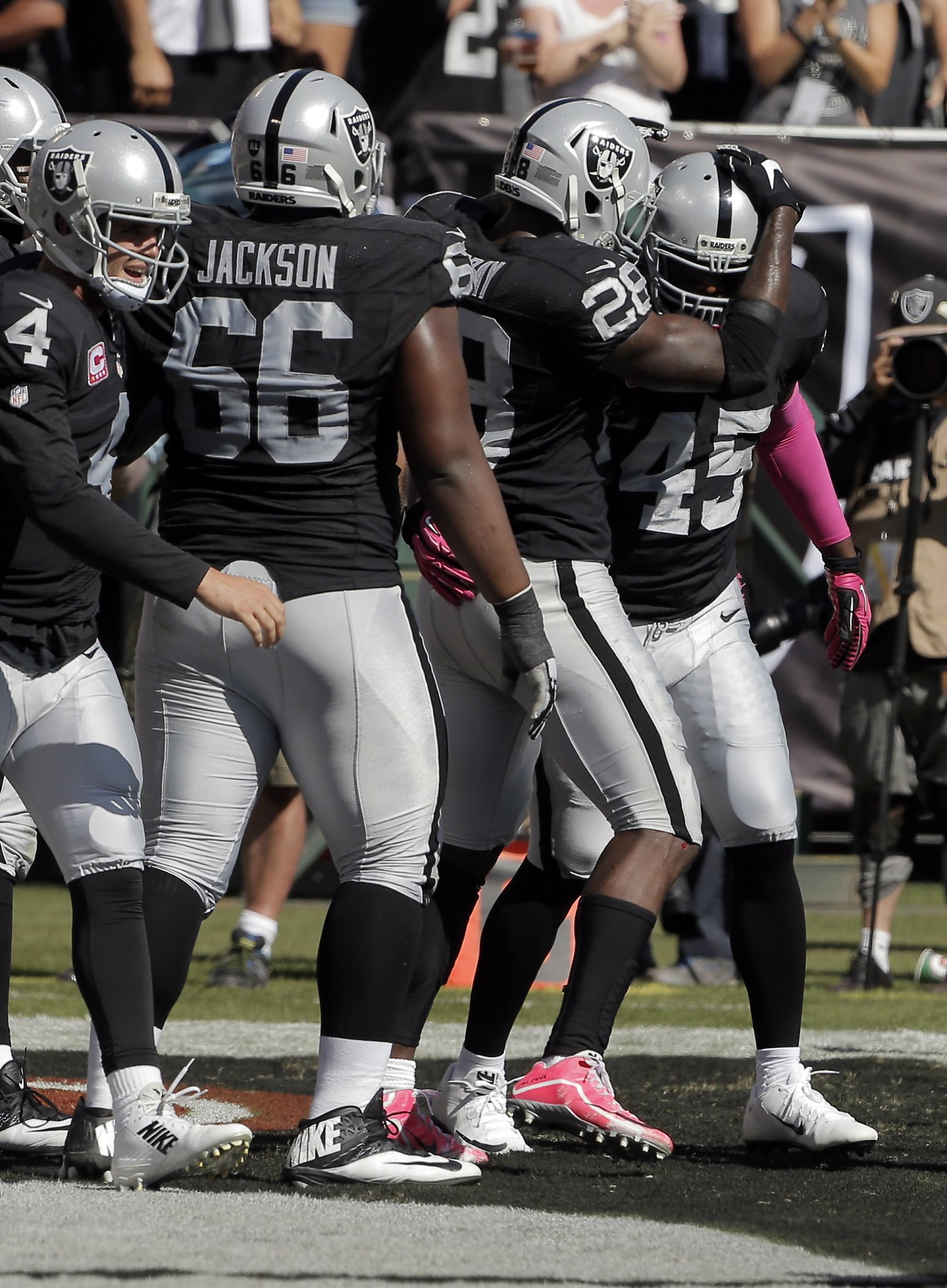 Marcel Reece & his new face mask!  Oakland raiders football, Raiders  football, Football swag