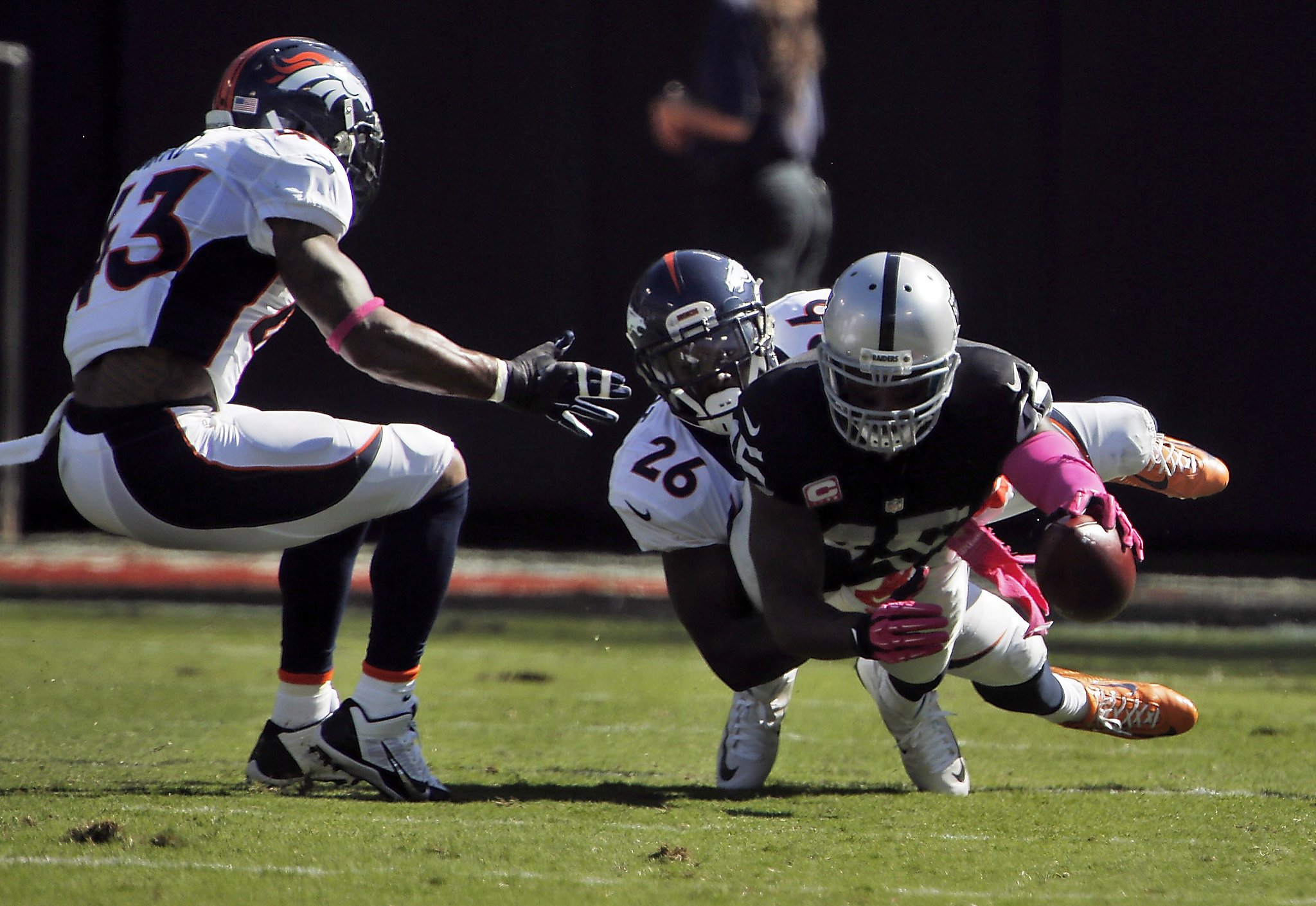 Marcel Reece & his new face mask!  Oakland raiders football, Raiders  football, Football swag