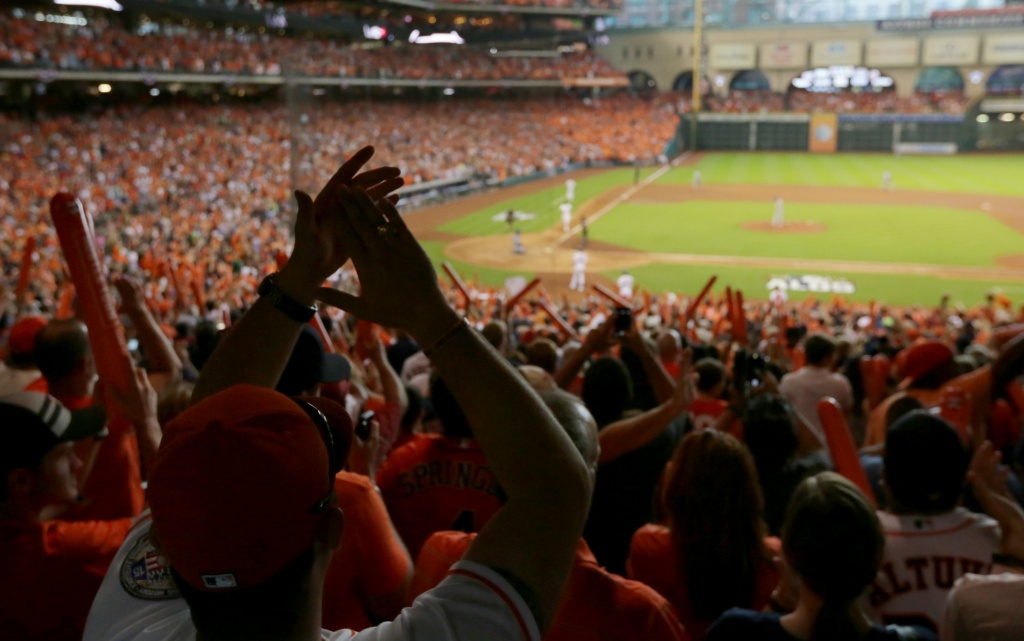 Photo: Astros' mascot Orbit entertains against the Royals - HOU2015101209 