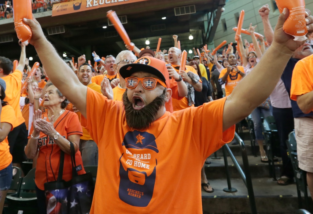 Photo: Astros' mascot Orbit entertains against the Royals - HOU2015101209 