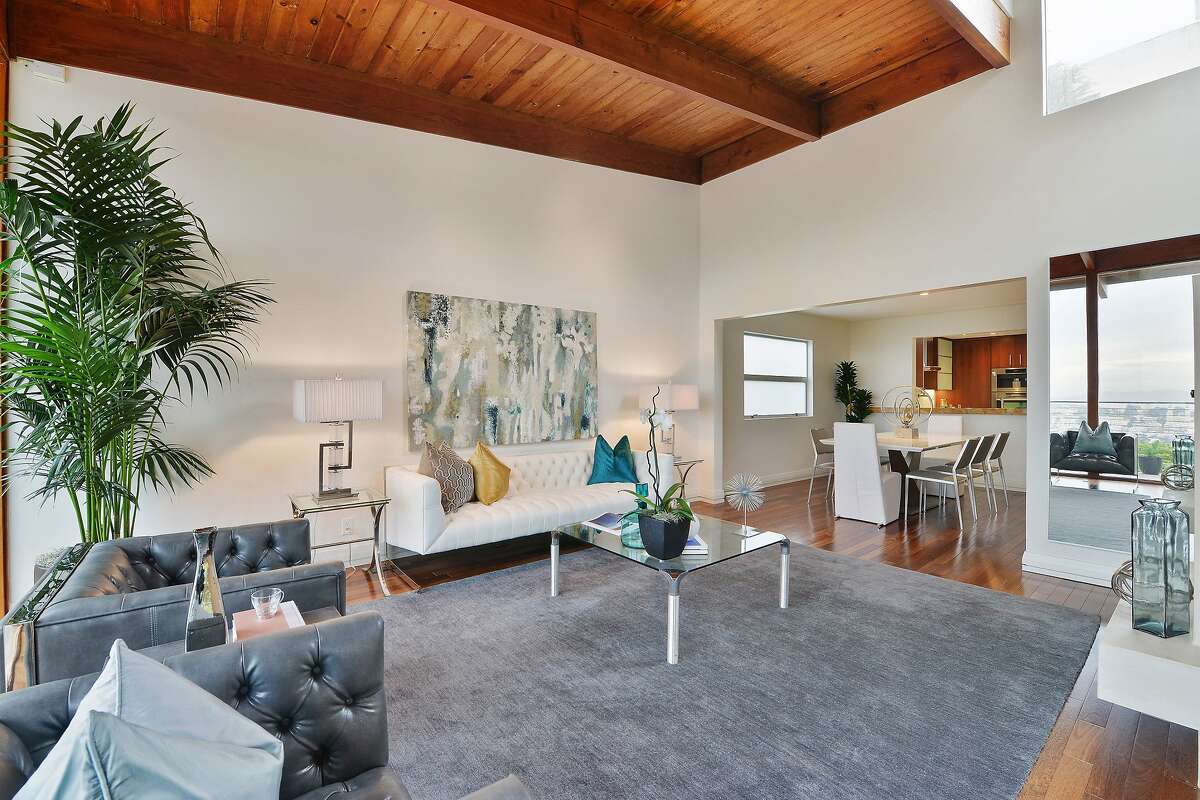 Reverse floor plan suits Clarendon Heights contemporary