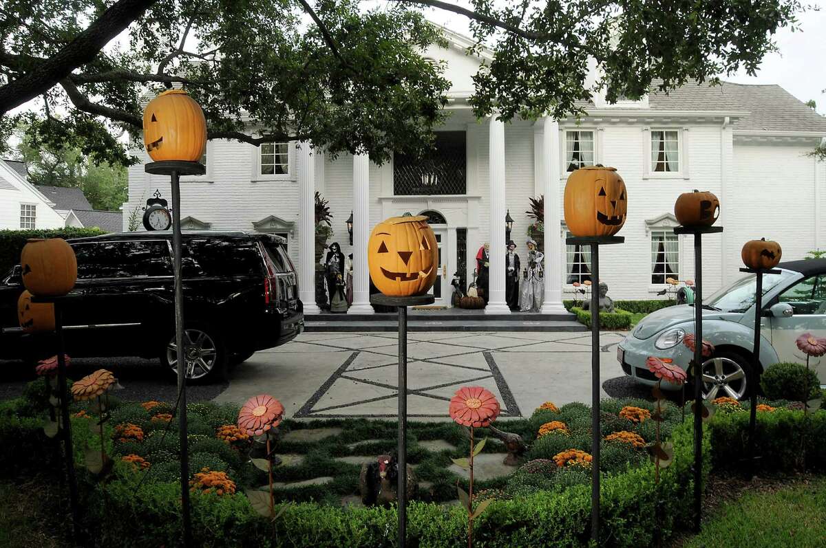 Houston homes go all out for Halloween