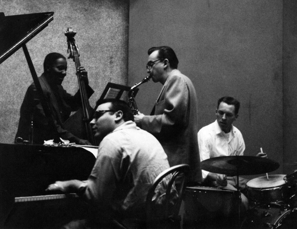 CIRCA 1965: Jazz composer Vince Guaraldi records with a quartet in the studio in circa 1965. (Photo by Michael Ochs Archives/Getty Images)