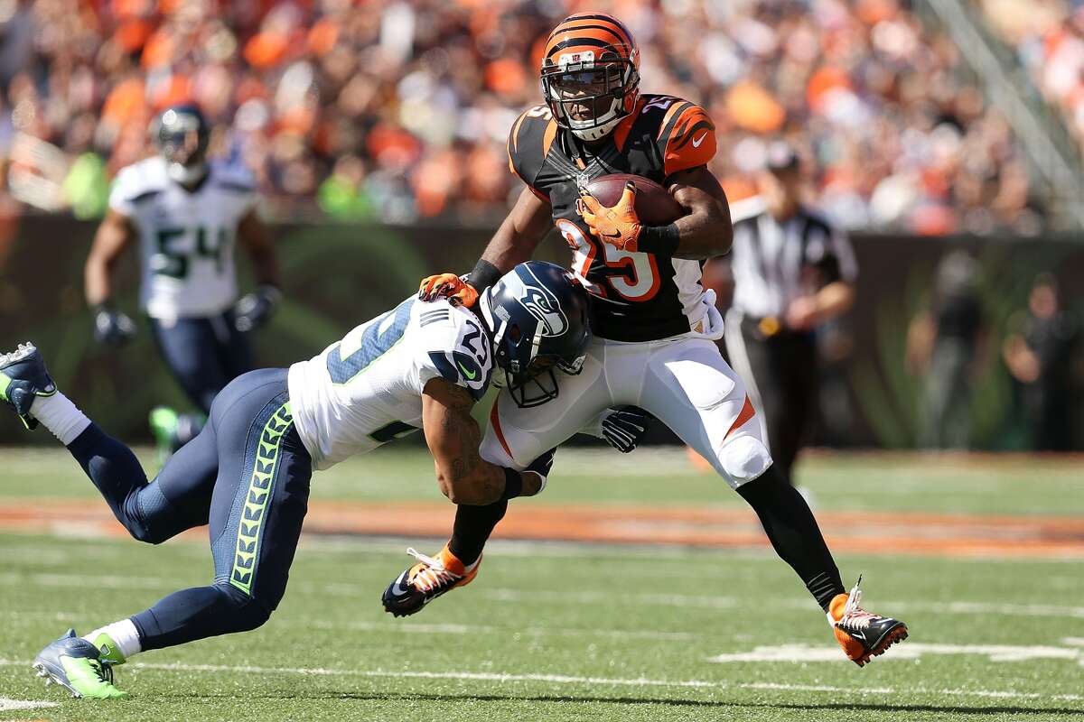CINCINNATI, OH - Earl Thomas #29 of the Seattle Seahawks attempts to tackle Giovani Bernard #25 of the Cincinnati Bengals during the second quarter at Paul Brown Stadium. (Photo by Andy Lyons/Getty Images)