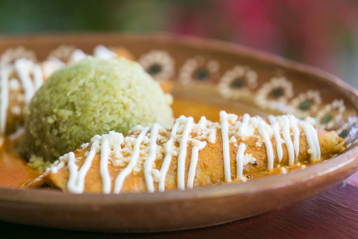 Chef gets creative (mango mole, anyone?) at Los Moles