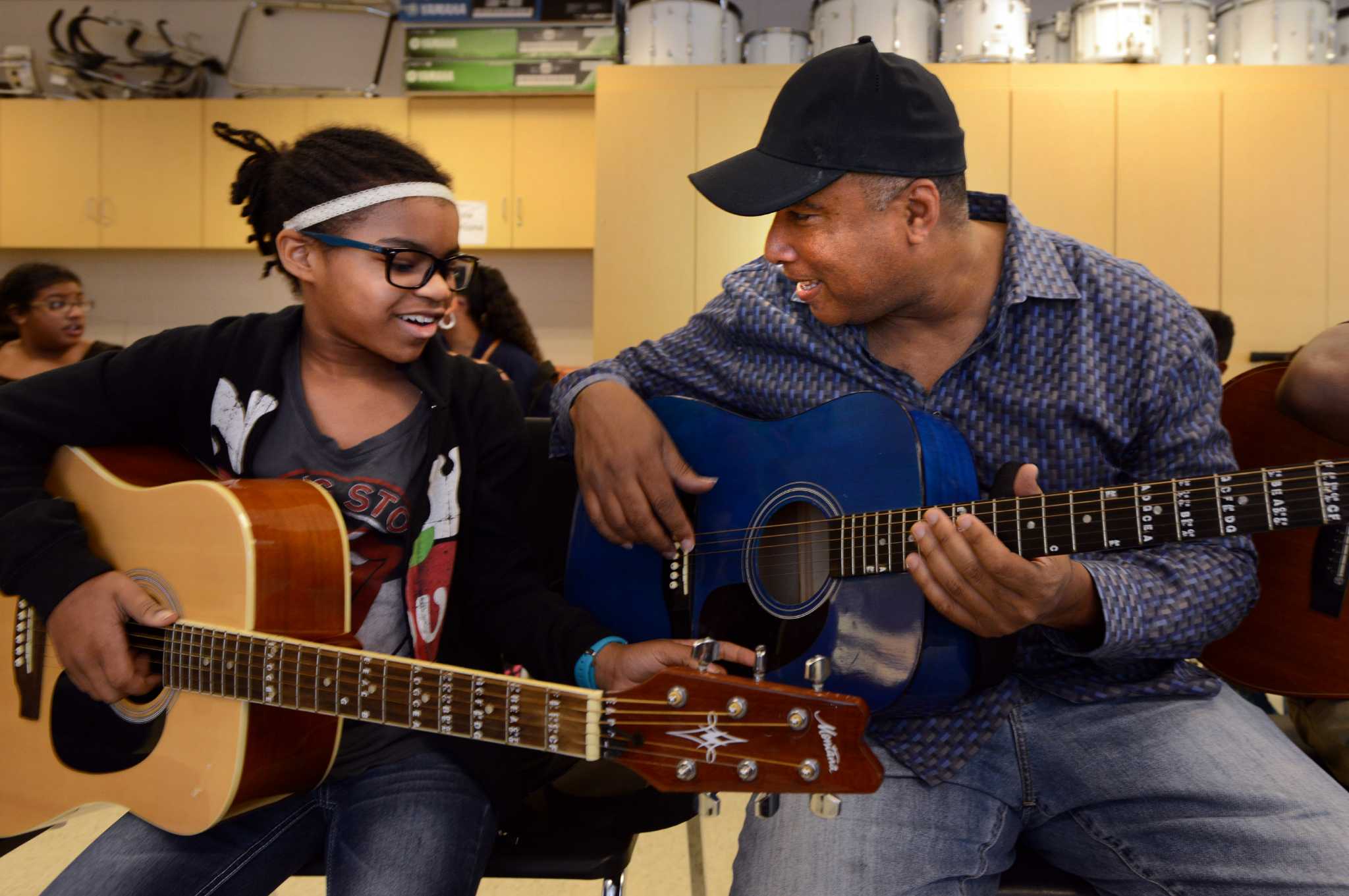 New Fairfield's Bernie Williams and guitar wows students