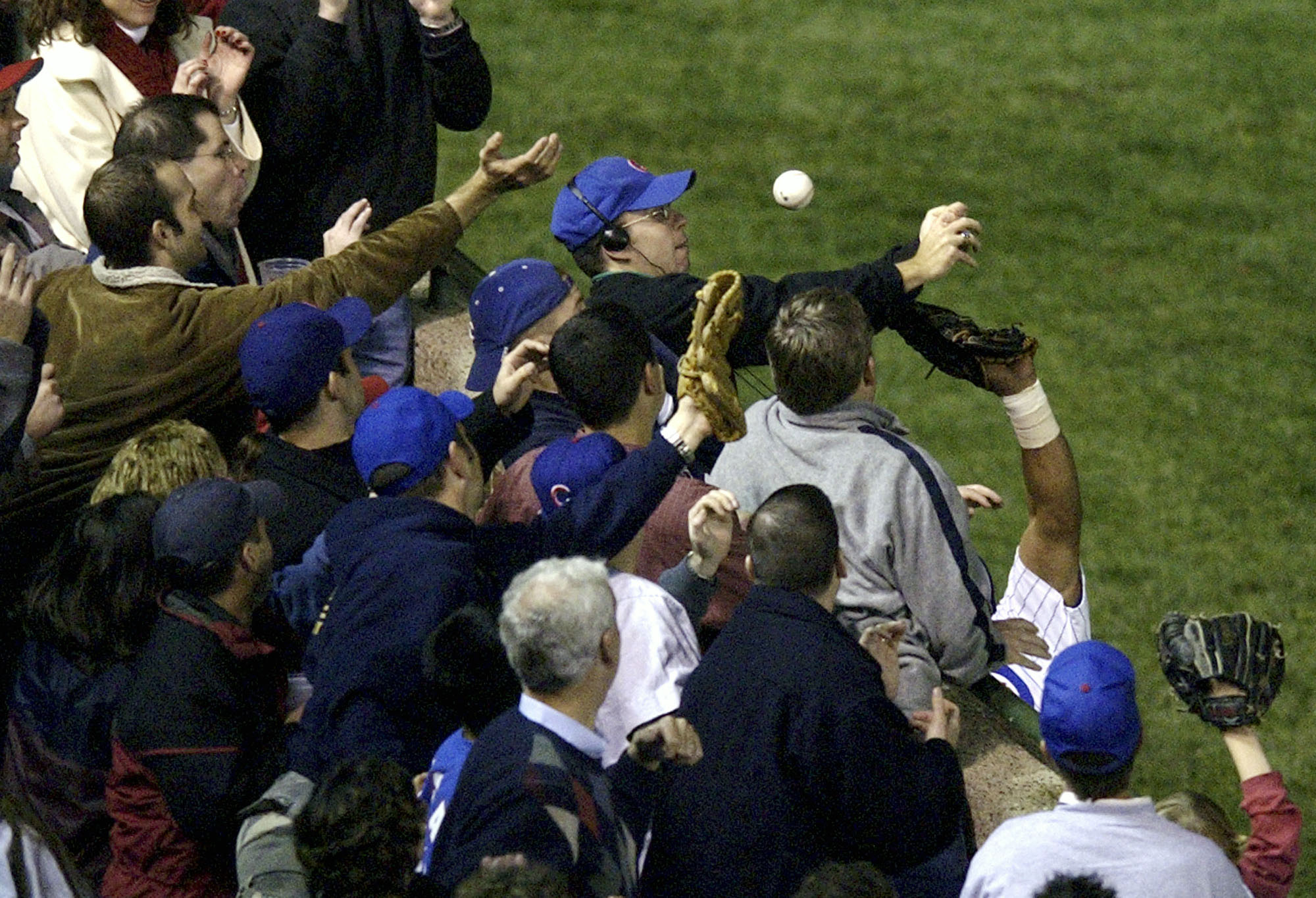 Pirates fan dresses as Steve Bartman, fails to curse Cubs