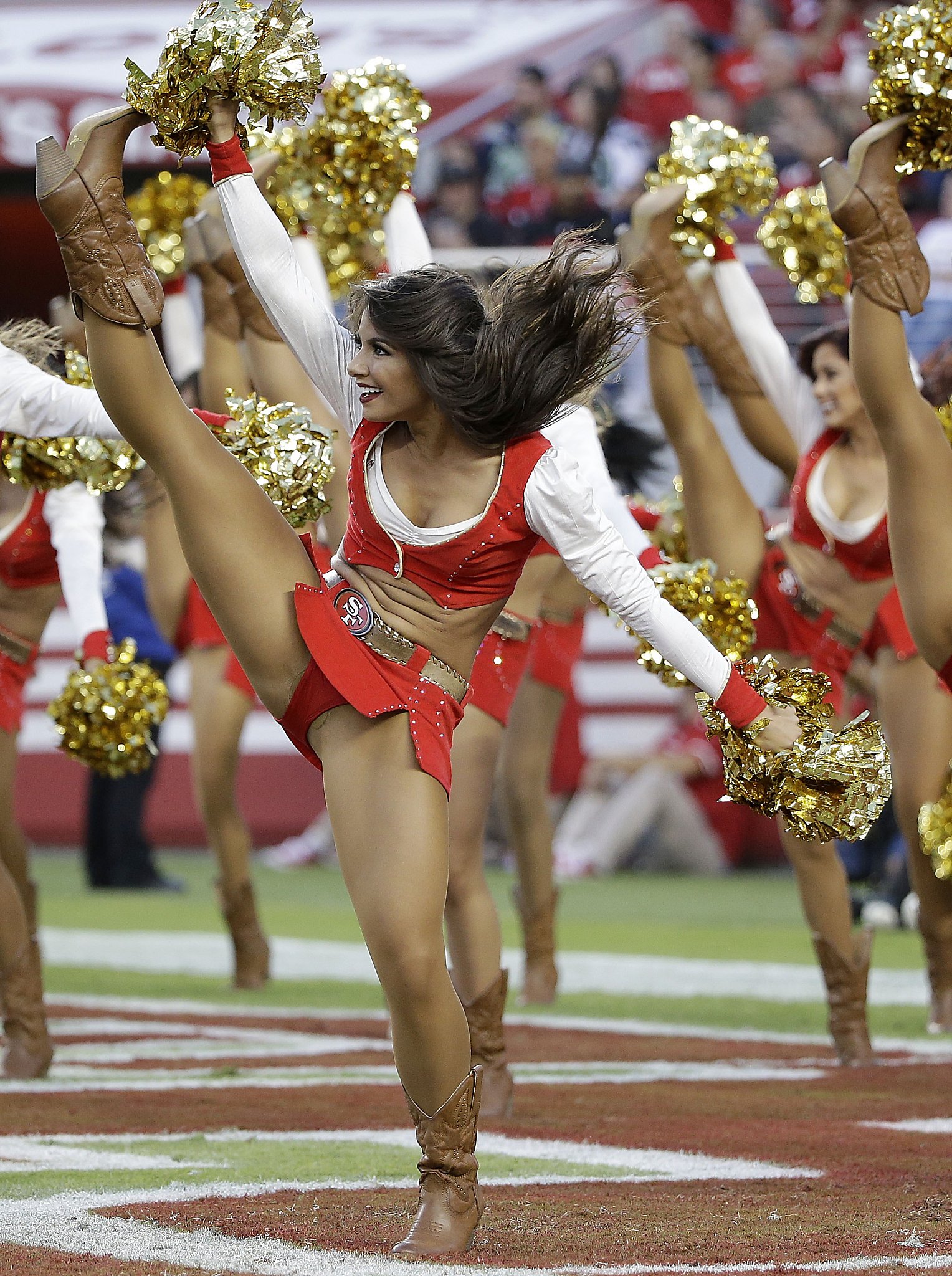 Photo: San Francisco 49ers cheerleaders perform at the game