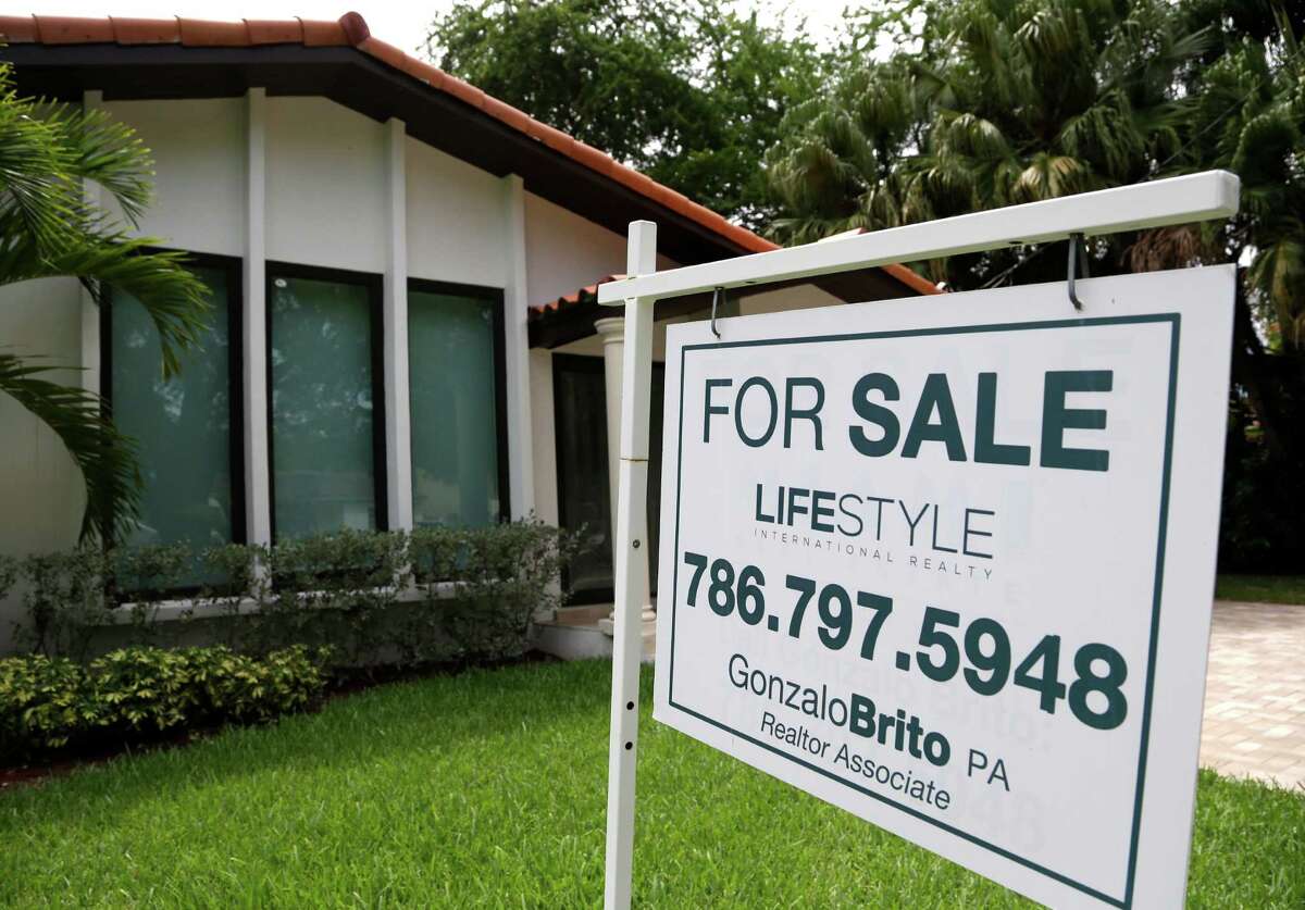 A national   Realtors group reports a 4.7 percent jump in existing home sales.