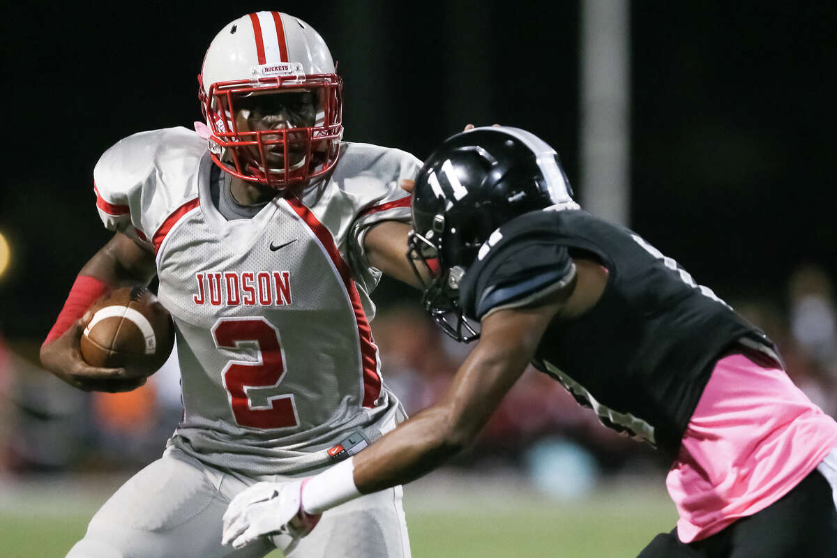 Judson quarterback Julon Williams (left) tries to get past Steele’s Tavian Carter during the first half. The Rockets fell to the Knights for the sixth time in as many tries in the series.