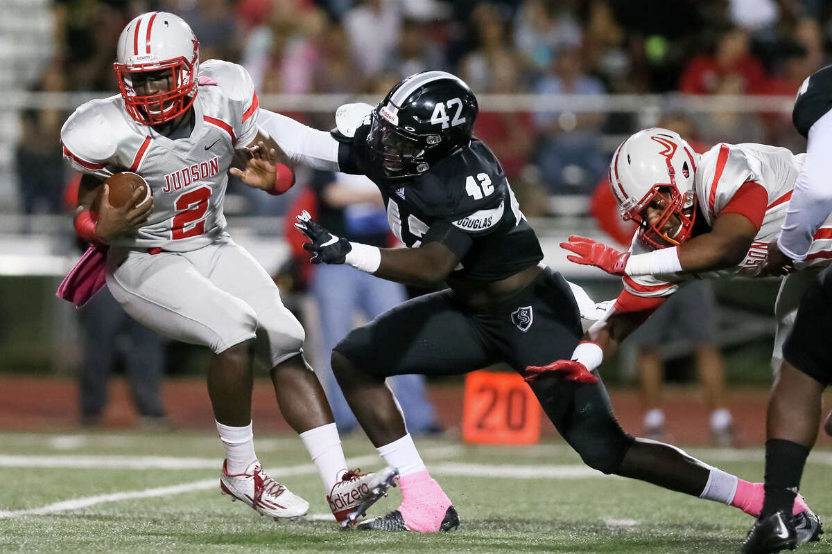 Steele’s Mark Jackson (center) tackles Judson’s Julon Williams (left) for a loss on the Rockets first offensive play during the first half of their District 25-6A game at Lenhoff Stadium on Oct. 23, 2015.