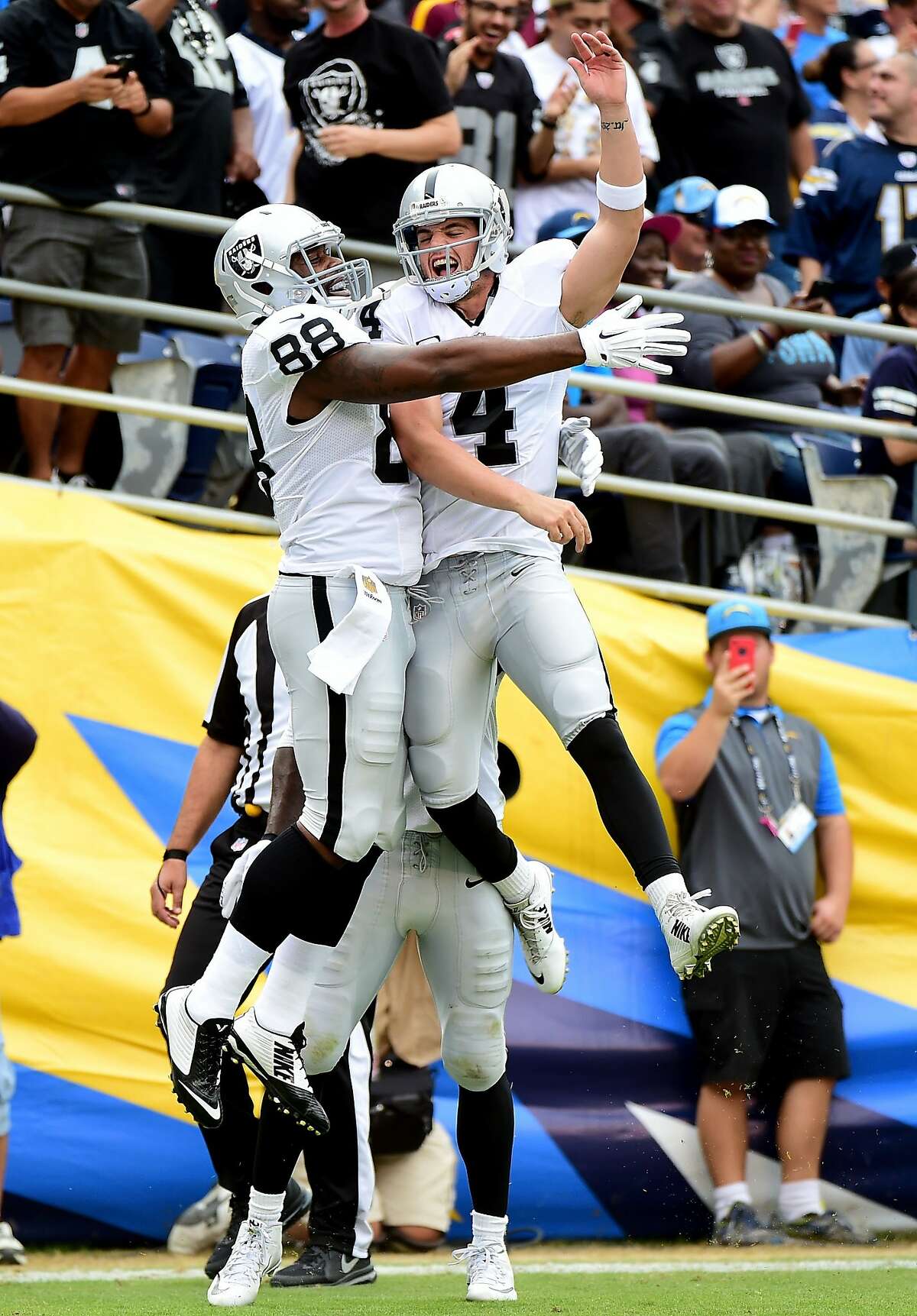 Raiders build big lead, beat Chargers 37-29