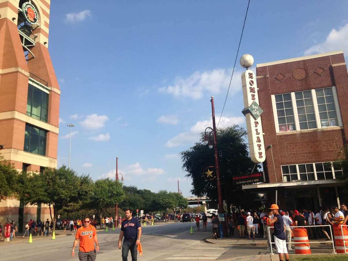 Astros Sign New Lease at Ballpark That Spurred Downtown Growth