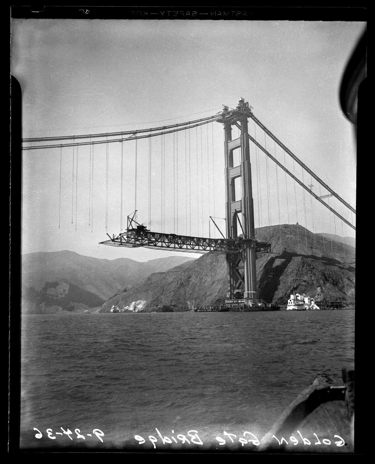 1936年9月，正在施工的金门大桥。