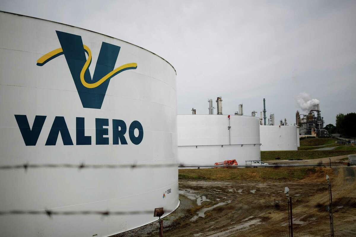 Valero’s quarterly earnings per share of $2.79 beat analysts’ estimates, as polled by Bloomberg, that the refiner would earn $2.67 a share.