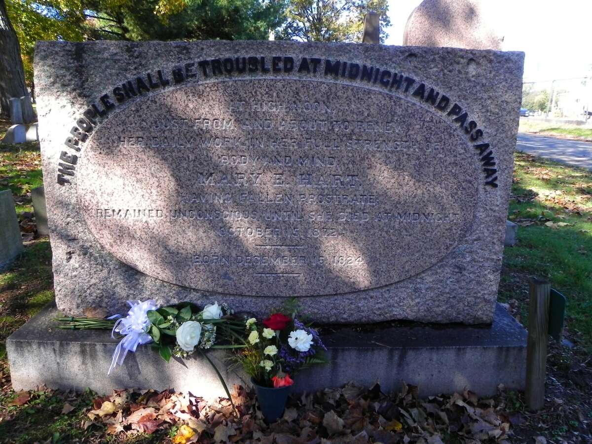 Evergreen Cemetery / Midnight Mary’s Grave New Haven