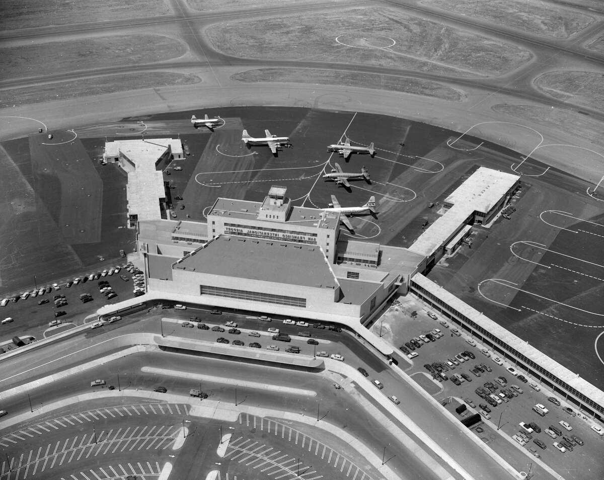 旧金山国际机场于1954年8月27日至29日盛大开幕。