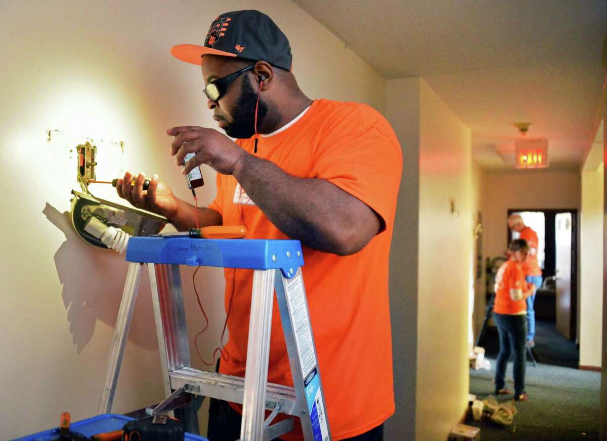 Home Depot employees repair Albany Veterans House